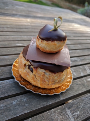 Religeuse au chocolat (filled with chocolate pastry cream)